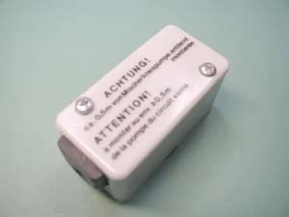 Weißer Kunststoffsensor mit Beschriftungen in Deutsch und Englisch, hergestellt von Remeha. Der Sensor hat eine rechteckige Form und ist zur Befestigung mit Schrauben geeignet.